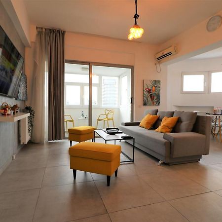 Serenity Heights Apartment: A Panoramic Haven Near Old Town - Free Minibar 부쿠레슈티 외부 사진