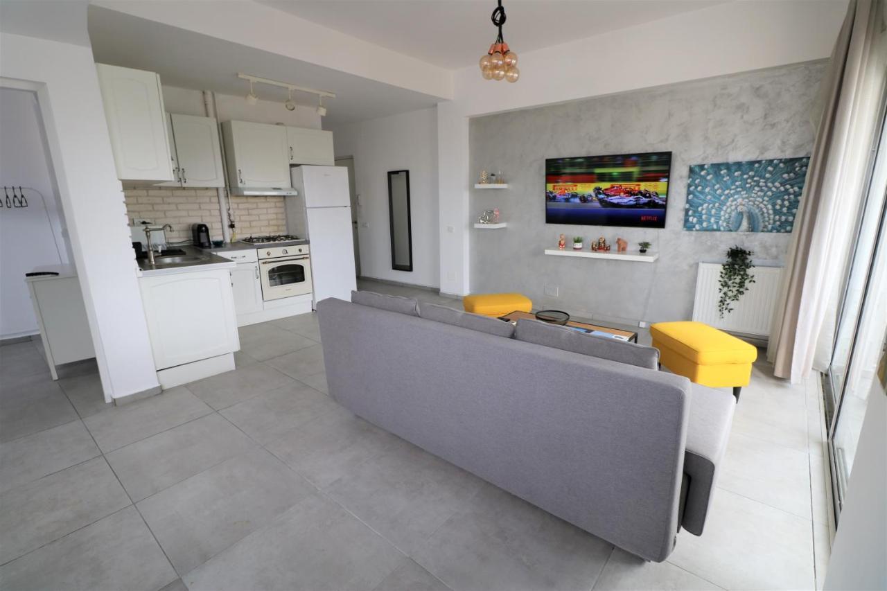 Serenity Heights Apartment: A Panoramic Haven Near Old Town - Free Minibar 부쿠레슈티 외부 사진