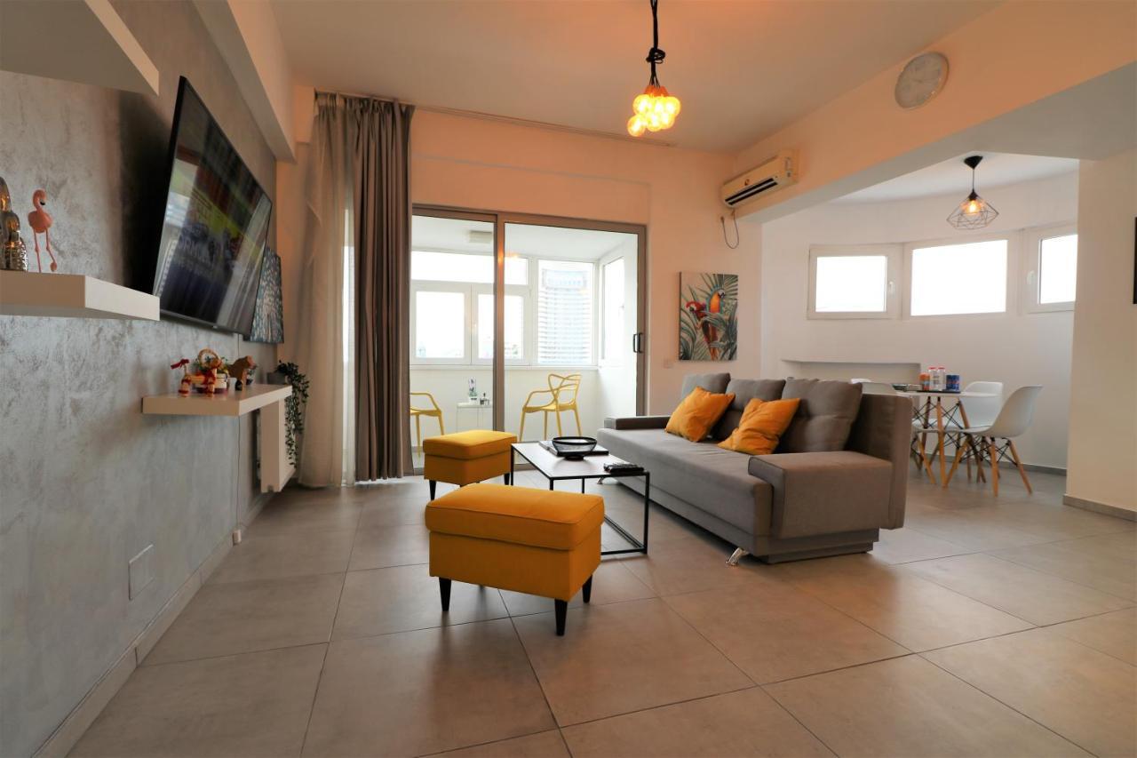 Serenity Heights Apartment: A Panoramic Haven Near Old Town - Free Minibar 부쿠레슈티 외부 사진
