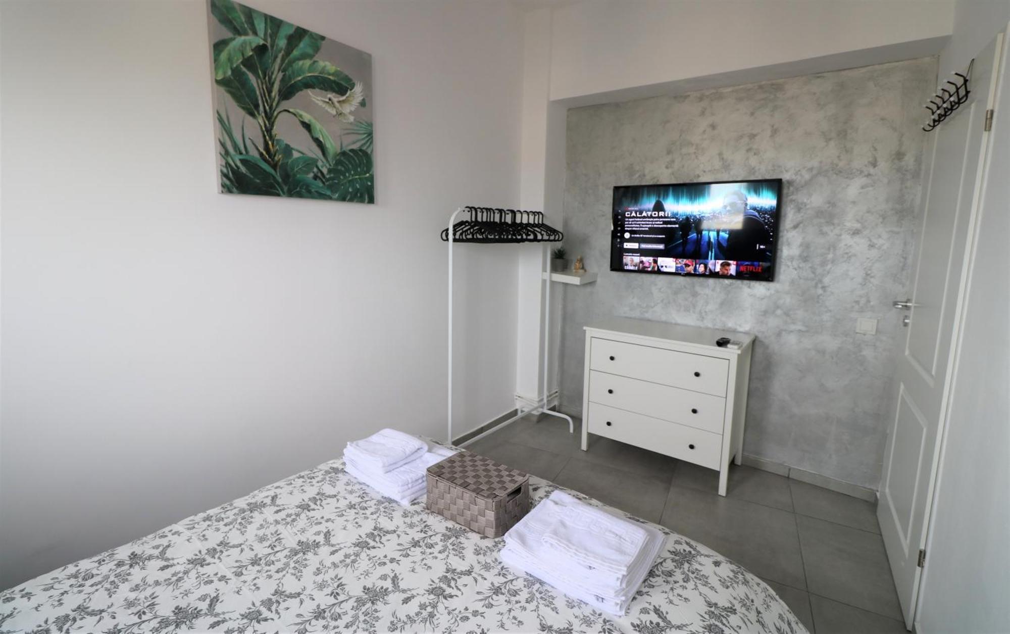 Serenity Heights Apartment: A Panoramic Haven Near Old Town - Free Minibar 부쿠레슈티 외부 사진