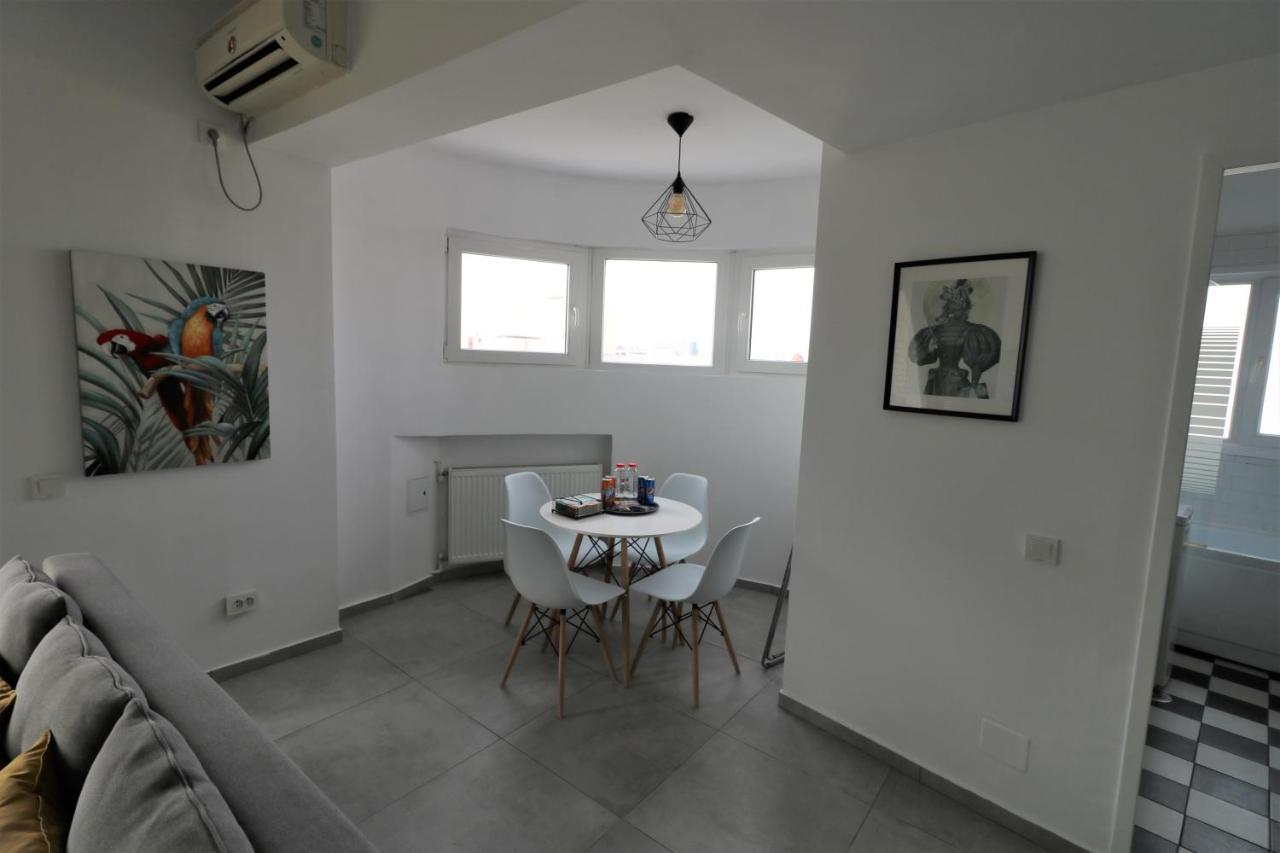 Serenity Heights Apartment: A Panoramic Haven Near Old Town - Free Minibar 부쿠레슈티 외부 사진