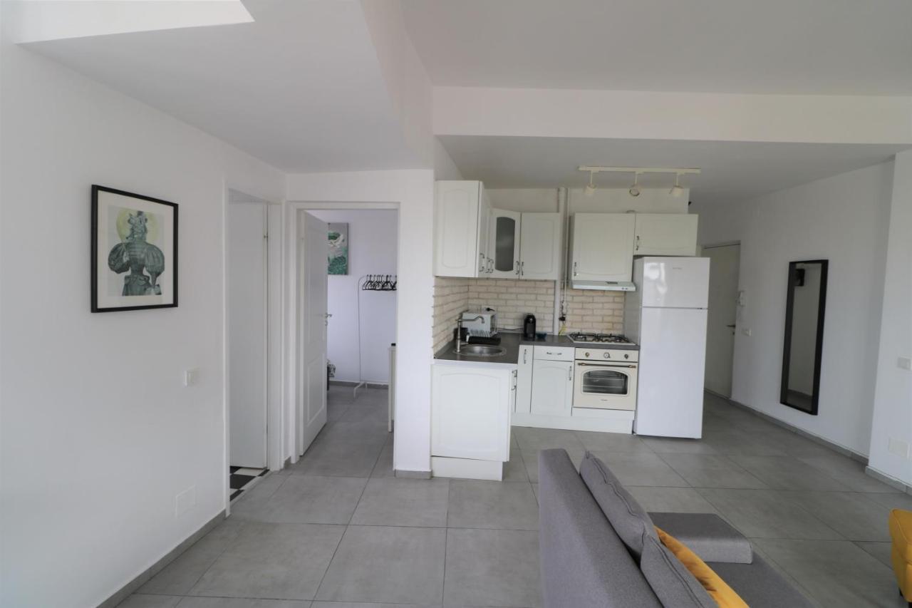 Serenity Heights Apartment: A Panoramic Haven Near Old Town - Free Minibar 부쿠레슈티 외부 사진