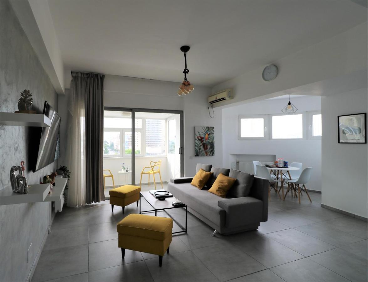 Serenity Heights Apartment: A Panoramic Haven Near Old Town - Free Minibar 부쿠레슈티 외부 사진
