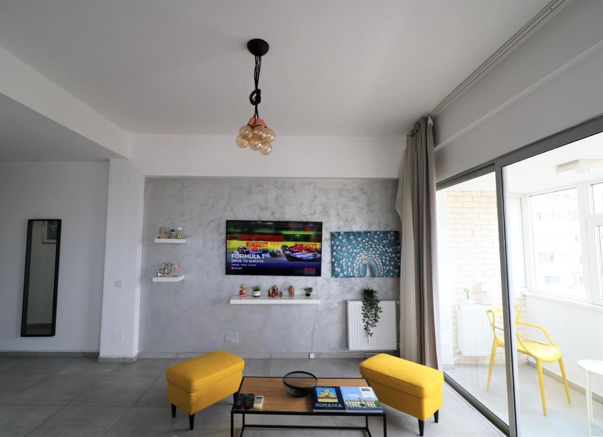 Serenity Heights Apartment: A Panoramic Haven Near Old Town - Free Minibar 부쿠레슈티 외부 사진