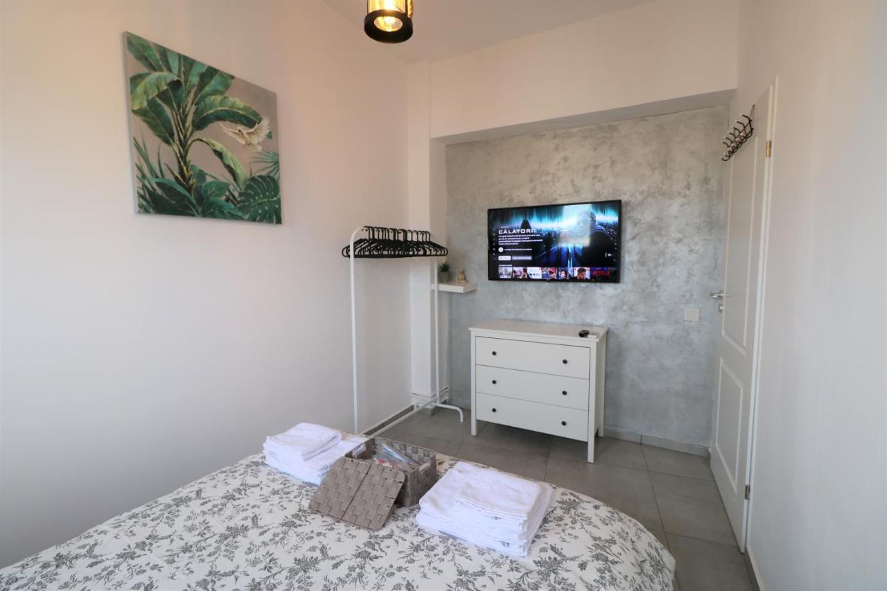 Serenity Heights Apartment: A Panoramic Haven Near Old Town - Free Minibar 부쿠레슈티 외부 사진