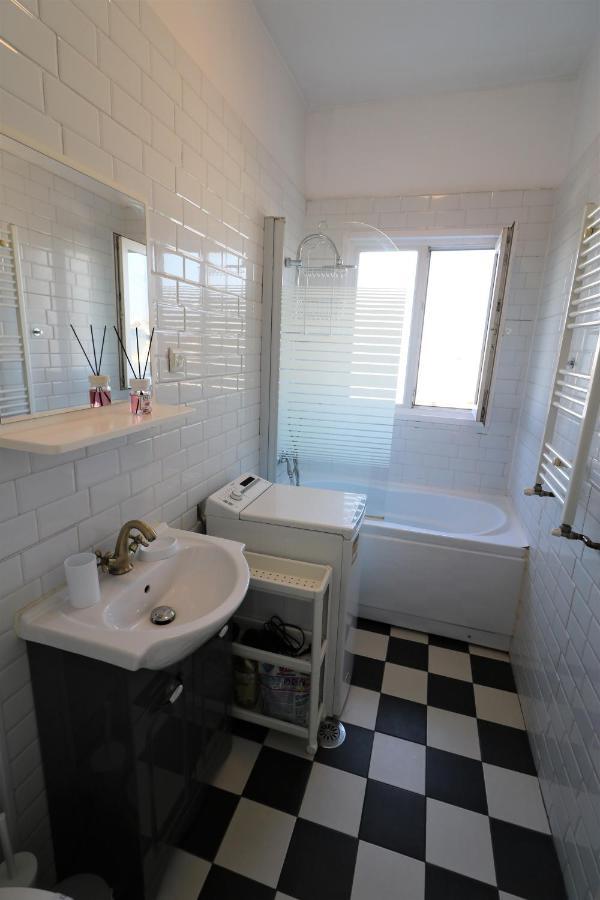 Serenity Heights Apartment: A Panoramic Haven Near Old Town - Free Minibar 부쿠레슈티 외부 사진