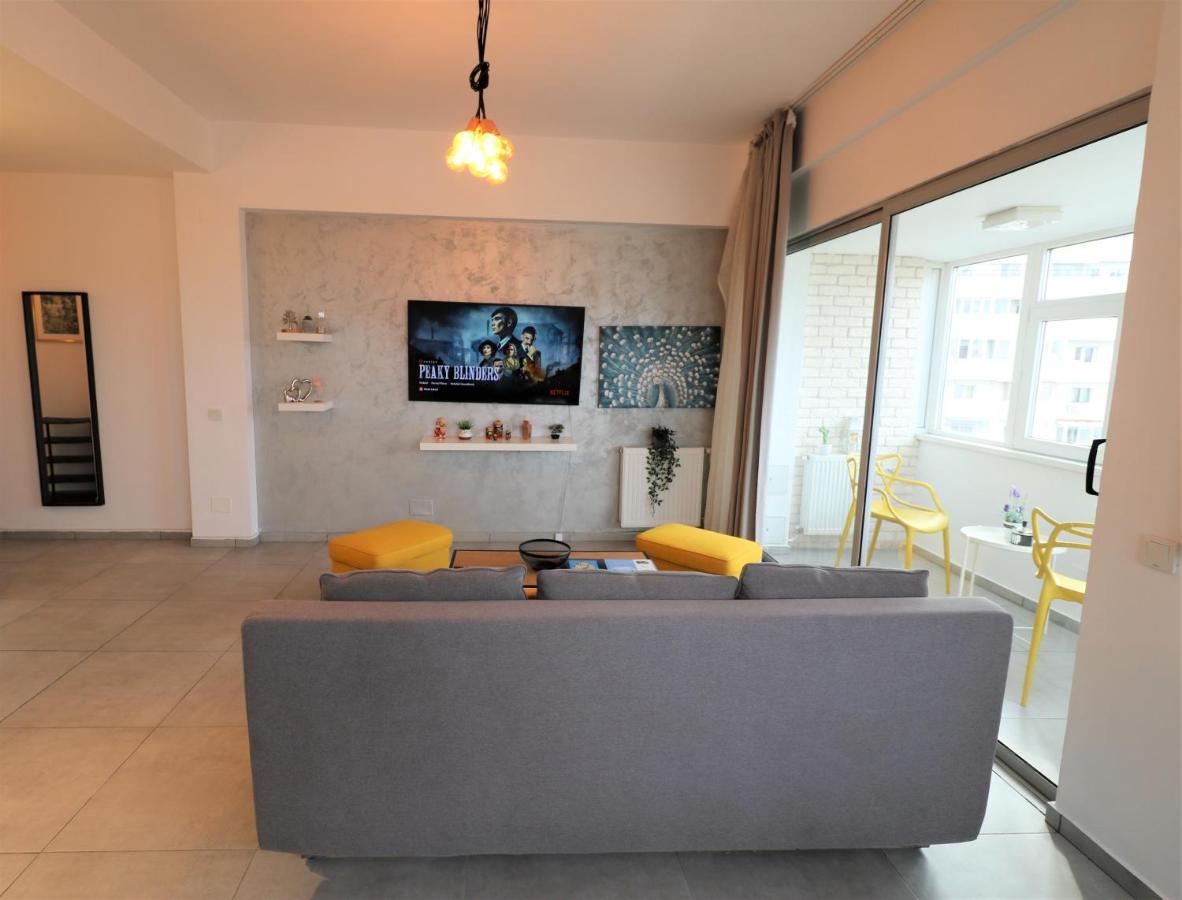 Serenity Heights Apartment: A Panoramic Haven Near Old Town - Free Minibar 부쿠레슈티 외부 사진