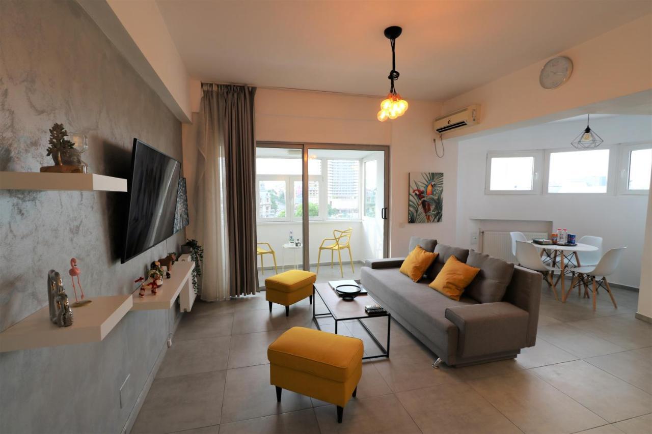 Serenity Heights Apartment: A Panoramic Haven Near Old Town - Free Minibar 부쿠레슈티 외부 사진
