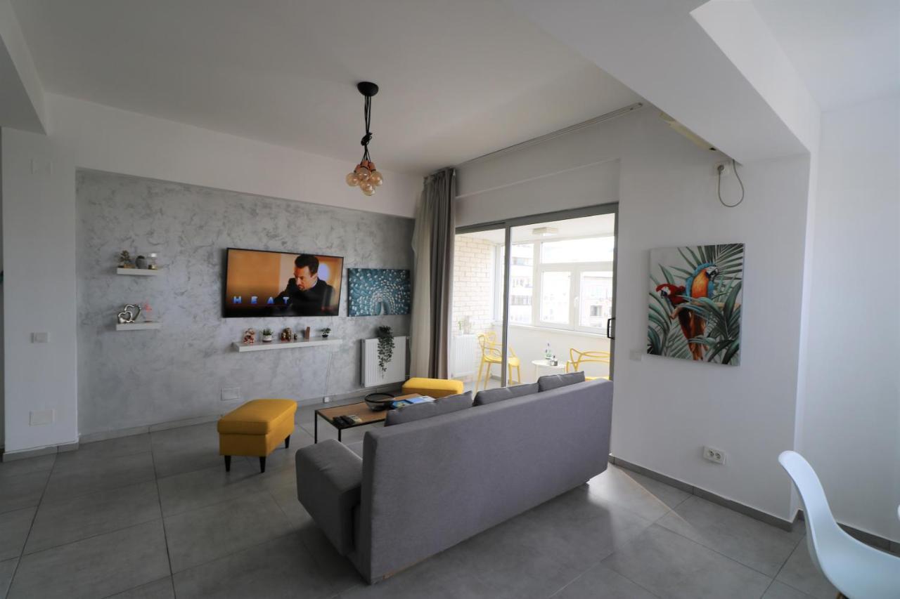 Serenity Heights Apartment: A Panoramic Haven Near Old Town - Free Minibar 부쿠레슈티 외부 사진