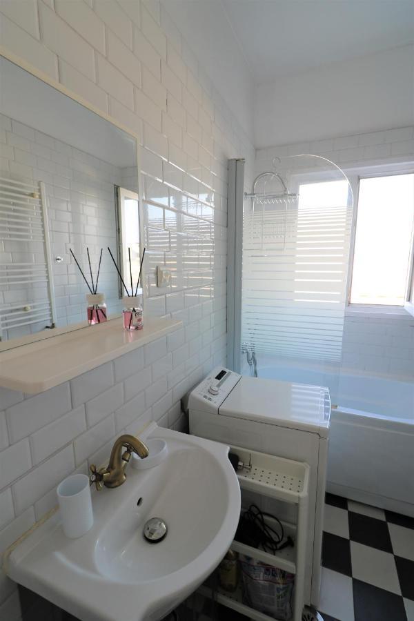 Serenity Heights Apartment: A Panoramic Haven Near Old Town - Free Minibar 부쿠레슈티 외부 사진
